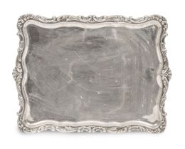 652.  Bandeja rectangular de plata con perímetro repujado con veneras y flores. Con marcas.S. XX.