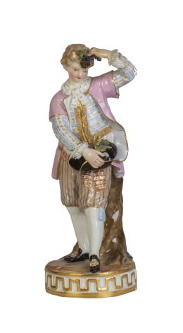 588.  Figura masculina de porcelana esmaltada. Con marca en la ba