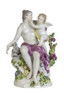 590.  "Venus y cupido".
Grupo escultórico de porcelana esmaltada