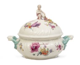 593.  Sopera de porcelana esmaltada rematada por putti. Con marca