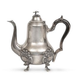 1264.  Cafetera de plata con mango de madera. Con marcas, ley 950.Chauchefoin & Cie, Francia, h. 1860.