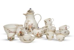 1170.  Juego de café de porcelana esmaltada y dorada, tapas rematadas en flor.Meissen, h. 1730 - 1763.