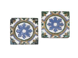 529.  Pareja de azulejos de arista viva de cerámica esmaltada en verde, azul y melado.Toledo, S. XVI.