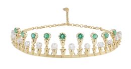 384.  Diadema de brillantes y esmeralda de tamaño creciente hacia