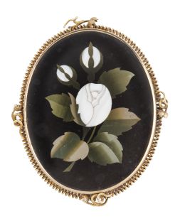 75.  Broche oval S. XIX con diseño de flores realizado con tarac