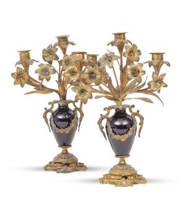 1167.  Pareja de candelabros Napoleón III, de tres brazos de luz, de porcelana esmaltada en azul real montada en bronce dorado.Francia, último cuarto del S. XIX.