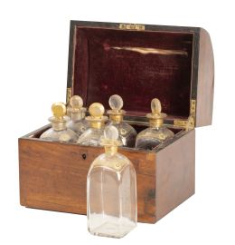 1164.  Caja licorera de madera con seis licoreras de cristal transparente y dorado.Trabajo inglés, h. 1800.