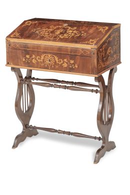 1162.  Mueble escritorio de madera de caoba con marquetería de limoncillo con aves y triunfos.La base con patas en forma de lira, de época posteriorTrabajo español, h. 1830-1840.