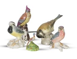 604.  Lote de cinco pájaros de porcelana esmaltada.Dos con marcas de Karl Ens, Volkstedt-Rudolstadt, Alemania; otro con marcas de Sacavem, Portugal; otro con marca no identificada y otro sin marcar.S. XX.