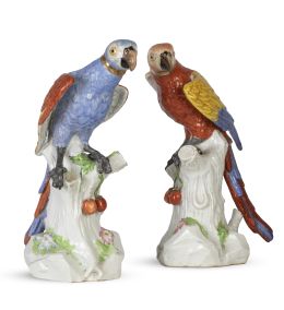 602.  Pareja de loros de porcelana esmaltada y dorada. Con marcas