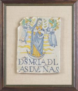 514.  La Asunción de María.Placa de cerámica esmaltada en azul, ocre, verde y amarillo, con leyenda: "De S. María de Las Dueñas".Triana, S. XVII - XVIII.