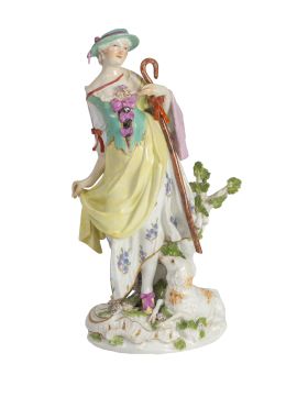 629.  Pastora con oveja.Figura escultórica de porcelana esmaltada, según modelo de J.J.Kaendler.Meissen, S. XVIII.