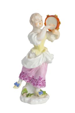 633.  Niña con pandereta de porcelana esmaltada.Alemania, S. XVIII.