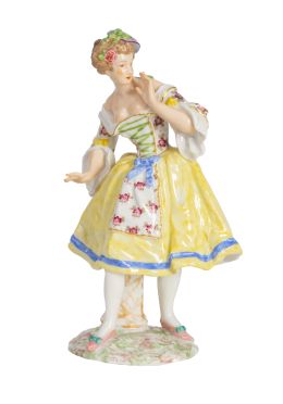 634.  Dama con falda amarilla de porcelana esmaltada.Wallendorf, Alemania, S. XIX.