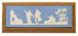 647.  Dos placas de biscuit en  azul y blanco, con figuras clásicas aplicadas.Wedgwood, finales del S. XIX - principios del S. XX.