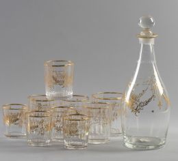 590.  Juego de botella y 9 de vasos de vidrio dorados con decoración de guirnaldas.La Granja, periodo Imperio (1815-1833).