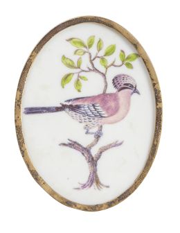 637.  Placa de porcelana esmaltada con un ave en una rama. Con marca en azul cobalto.Meissen, 1763-1774.