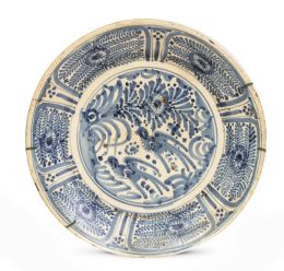 1076.  Plato de cerámica esmaltada en azul y blanco de la serie de los helechos o de la golondrina.Talavera, S. XVII.