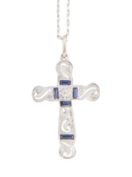 85.  Cruz colgante Art-Decó de diamantes zafiros talla baguette,