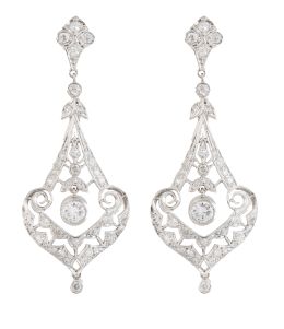 355.  Pendientes largos estilo Belle-Époque con diseño punta de f