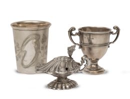 654.  Lote de tres piezas de plata: salero con forma de venera, un trofeo con marcas de Birmingham de principios del S. XX y un vaso de plata y plata vermeille art -nouveau ley 800, con marcas. Alemania, h. 1890.