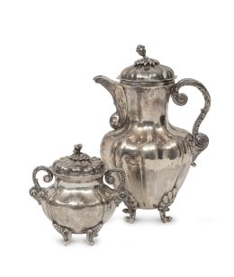 1156.  Lote de cafetera y azucarero de plata. Con marcas.Martínez, 1800.