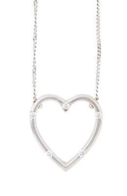 292.  Collar con colgante de corazón con cinco brillantes