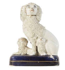 730.  Caniche con dos cachorros.Grupo de loza esmaltada.Staffordshire, Inglaterra, S. XIX.