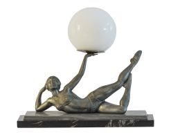 1195.  Lámpara de mesa Art-Decó con figura de gimnasta, de metal sobre base de mármol negro.h. 1920 - 1939.