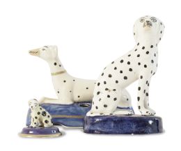 728.  Lote de tres perros de loza esmaltada.
Staffordshire, Ingl