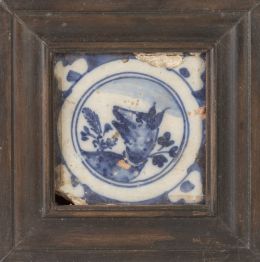 1305.  Azulejo de cerámica esmaltada en azul y blanco con perro.Triana, S. XVIII.