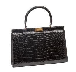 476.  Bolso de piel de cocodrilo color negro con cierre dorado