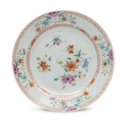 666.  Plato de porcelana esmaltada de Compañia de Indias, con esmaltes de familia rosa y decoración de peonías.China, S. XIX.