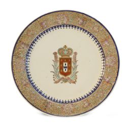 667.  Plato de porcelana esmaltada con escudo y dorada. Marca en rojo en la base.China, dinastía Qing, época de Guangxu, (1875-1908).