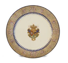 668.  Plato de porcelana esmaltada con escudo y dorada. Marca en rojo en la base.China, dinastía Qing, época de Guangxu, (1875-1908).