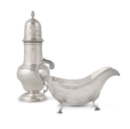 707.  Lote formado por: "Sugar caster" de plata, con marcas, Chester, Inglaterra,1907; y salsera de metal plateado sobre pies de trípode, S. XX.