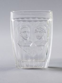 576.  Vaso de recuerdo de vidrio con las efigies de Alfonso XIII y Victoria Eugenia de Battenberg.Fechado 1906.