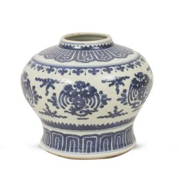 1254.  Jarrón de porcelana esmaltada en azul y blanco siguiendo modelos Kangxi 1660-80.China, S. XIX.