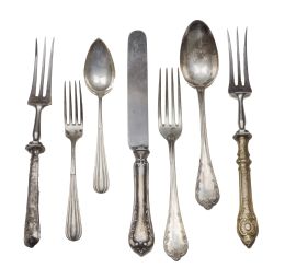 712.  Cubertería de plata formada por diferentes juegos: 6 cucharas, 6 tenedores y 6 cuchillos de Matilde Espuñes, Madrid, 1902.6 cucharas de merienda, 6 tenedores de merienda y 4 cubiertos de servir de Matilde Espuñes de ley 916, Madrid (1909-1950).