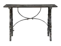 595.  Mesa de madera ebonizada con fileteado de metal con fiadore