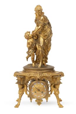 718.  Reloj de bronce dorado con escultura con figura femenina y niño siguiendo el modelo de Pierre-Eugène-Emile Hébert (1828-1893).Francia, finales del S. XIX.