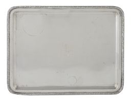 1373.  Bandeja de plata rectangular con iniciales "MJ" grabadas y filo con decoración de hojas. Con marcas.Matilde Espuñes, Madrid (1909-1950).