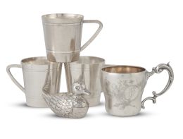 703.  Lote formado por: tres tazas de metal plateado de Meneses, un pato de metal plateado y una taza de plata con interior vermeille de ley 900 con iniciales, flores y mariposa grabadas.S. XX.