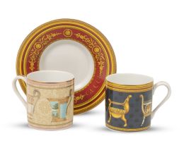 1185.  Lote de dos tazas y un plato de porcelana esmaltada.Gucci, S. XX.