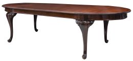 1356.  Mesa de comedor de madera de caoba de estilo Chippendale.
