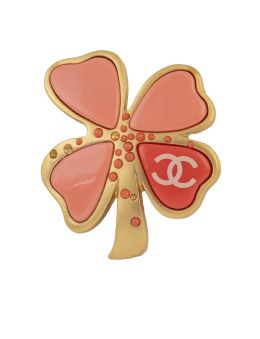 473.  Broche CHANEL con diseño de trébol decorado con esmalte en 