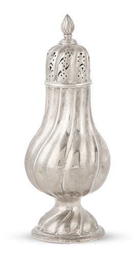 714.  "Sugar caster" eduardino de plata, con tapa calada. Con marcas.Londres, 1908.