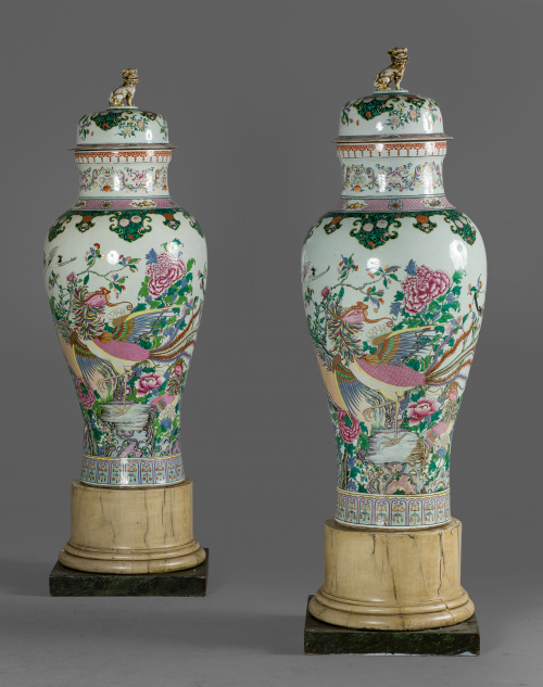 Pareja de tibores “de soldado*” (Soldier Vases) y sus tapas