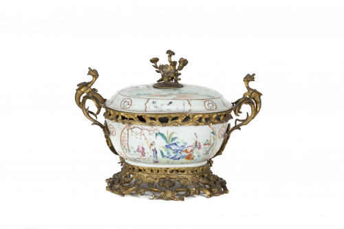 Sopera en porcelana de Compañía de Indias “Familia rosa”, c