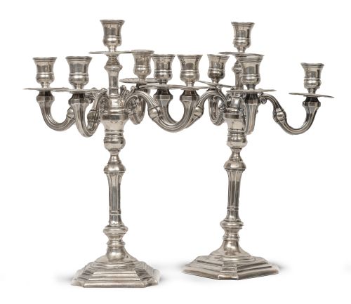 Pareja de candelabros de cinco brazos de luz, de estilo ing